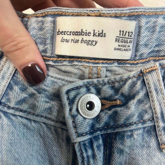 Abercrombie & Fitch Girl's Low Rise Baggy Distressed Jeans Size 11/12 - Picture 2 of 5